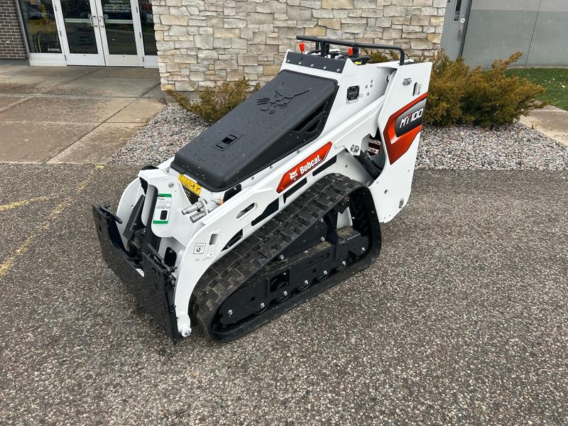 Heavy Equipment - Skid Loaders 6 mt100 wide track